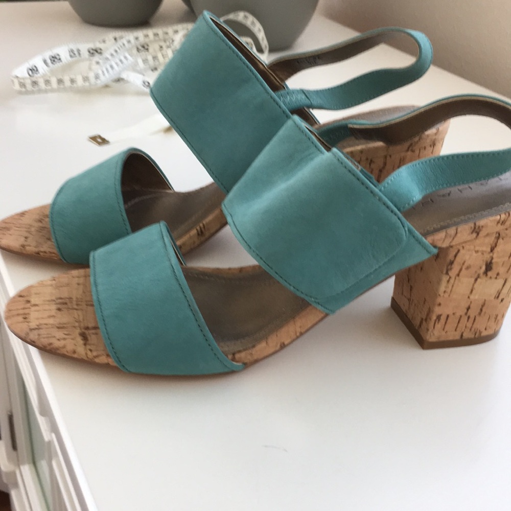 Tahari  Aqua 👠